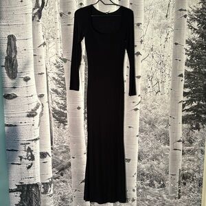 Super stretchy cool black dress with built in shapewear!🌸